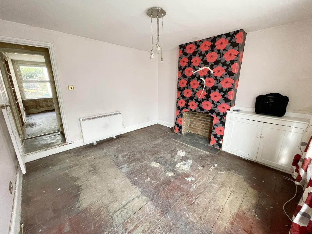 Lot: 120 - TERRACED HOUSE FOR IMPROVEMENT - inside image of room 1